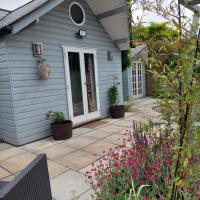 Private Garden Lodge in Christchurch, Dorset for 4 - dogs welcome!