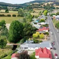 The Dale 1974: Lilydale şehrinde bir otel
