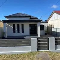 Lux Modern 4 Bedroom House Central CBD, hotel en Broken Hill