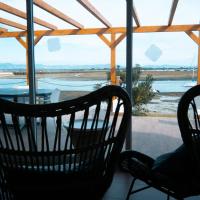 Wax Hostel, hotel in: Praia de Faro, Faro