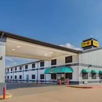 Super 8 by Wyndham League City Kemah Area, hôtel à League City