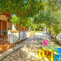 Apartments Jonke, מלון במאנדרה