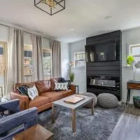 The Akron Retreat: Modern 3-Bedroom Oasis، فندق في أكرون
