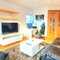 Cosy 2 bedroom appartment with gated parking by River Thames, khách sạn ở Hampton Wick, Kingston upon Thames