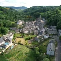 Tulipe, appartement 5 personnes, entre Sancy et Volcans d'Auvergne, hotelli kohteessa Orcival