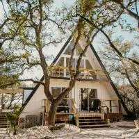 NEW - Unique A-frame in Canyon Lake, hotel din Spring Branch