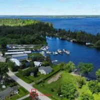 Fun Place with a Sandy Beach for Swimming, Boating & Fishing, Featuring 1 House and 3 Cabins, hotel em Fenelon Falls
