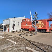 Unique Joplin Gem Converted Train Car Studio, hotel in Joplin