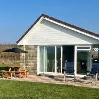 BAYVIEW self-catering coastal bungalow in rural West Wight, hotel u gradu Freshwater