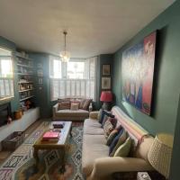 Stylish and Spacious 2 Bedroom House in Brixton, hotel di Herne Hill, London