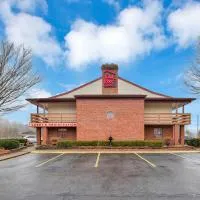 Red Roof Inn Uhrichsville, hótel í Uhrichsville