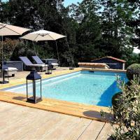 Magnificent cottage in Payzac with heated pool, hotel in Payzac