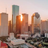 Modern Urban Oasis with Private Parking in Downtown Houston, hotel in Midtown, Houston