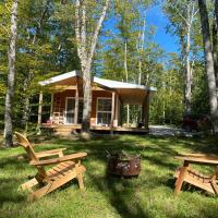 Bear Cabin - Cozy Forest Retreat nearby Lake, hotel i East Kemptville