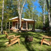 Bear Cabin - Cozy Forest Retreat nearby Lake, hotel sa East Kemptville