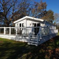 Luxurious 6 berth Lodge in a quiet location