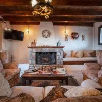 Chalet Renata 2 Livadi Arachovas، فندق في Kalívia