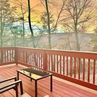 Chic Chalet River Views & Access – hotel w mieście Montague