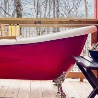 Outdoor Soaking Tub! Cozy spot for couples getaway