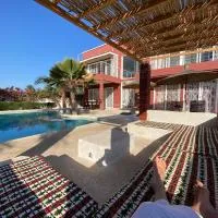 Villa avec piscine entre plage et Siné Saloum, hotel u gradu 'Palmarin'