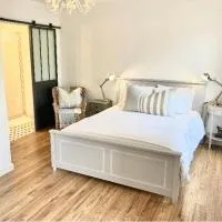 Stunning bedroom overlooking the Charente, hotel em Bourg-Charente