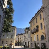 Palazzo 7 Centro Storico NO Pet Friendly Apartment, hotel din Domodossola