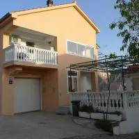 Apartments with parking space Grebastica, Sibenik - 13978, hotel v destinácii Bašelovići