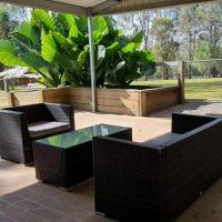 2 bedroom with kitchen and ensuite on lush acreage, hotel in Tamborine