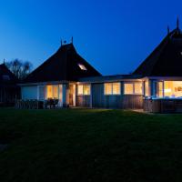 Majestic holiday home in Friesland with Jetty, hotel in Earnewâld