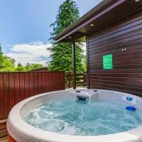 Bluebell Lodge 11 with Hot Tub, hotel em Newton Stewart