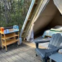 Bohamia - Cozy A-Frame Glamp on 268 acre forest retreat, hotel em Talladega