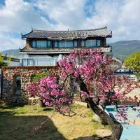 Lijiang में, होटल 玉龙白沙普宿客栈