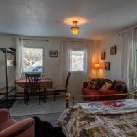 Meadow Suites in Wells, hotel berdekatan Quesnel Airport - YQZ, Barkerville