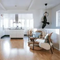Ocean Views and Gorgeous Design in a Light-Filled 3 BDRM/1.5 Bath Village Home、Stokkseyriのホテル