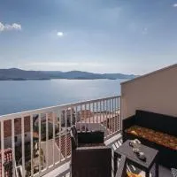 Apartment Sutalo with Hot Tub, hotel di Komarna