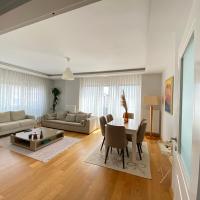 NEW BUILDING Lovely Modern Apt with 90mbs fiber internet 5min walking to Bagdat Street, hotel in Erenkoy, Istanbul