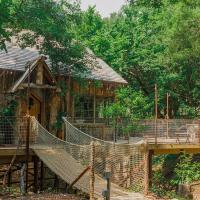 Hobbit Treehouse with waterfall on the Brazos River! 350 acres! Tubing! Petting zoo!, hotel near Mineral Wells - MWL, Weatherford