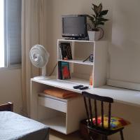 Comfy private room with semi-private entrance - women only, hotel in: Sumare, São Paulo