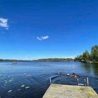 Stort hus med trädgård - sjötomt med egen båt