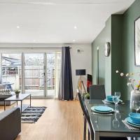 Modern Apartment - Sleeps 8