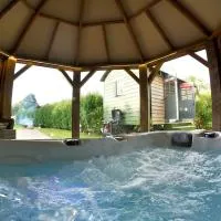 Romantic Retreat - Luxury Shepherds Hut + Hot Tub!, hotelli kohteessa Camborne