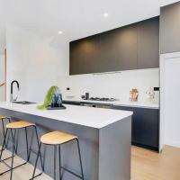 Luxurious 3 bed 3 bath townhouse in ideal location, hotel near Essendon Fields Airport - MEB, Melbourne