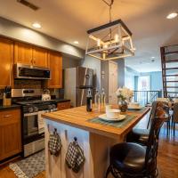 Cozy Townhouse Downtown w/ Game Room & Rooftop, hotel di Camden Yards, Baltimore