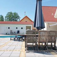 Beautiful home in Nybrostrand with 5 Bedrooms, Private swimming pool and WiFi, hotel in Glemminge