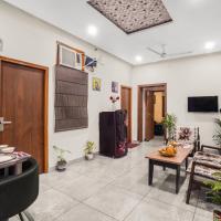 Homlee-Luxurious 2BHK Apt with Kitchen near Metro, hotel perto de Hindon Airport - HDO, Nova Deli