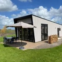 Tiny vakantiehuis aan het water met eigen steiger en airco, hotel em Kampen
