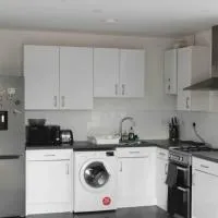 Lovely one bedroom apartment with balcony, хотел в Forest Hill