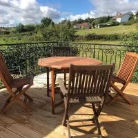 Charmant studio neuf tout équipé terrasse vue imprenable, parking facile gratuit, hotel em Lézigneux