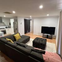 Free secure parking & WiFi in this Executive 3 BR., hotel near Kalgoorlie Airport - KGI, Kalgoorlie