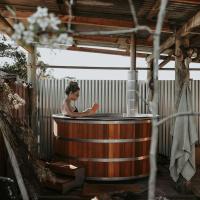 Old World Charm - Simplistic Luxury Cottage, hotel in Ross